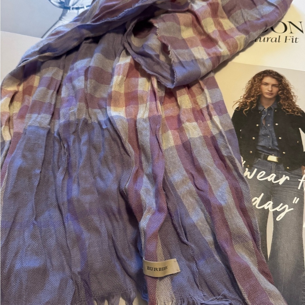 💯 % Authentic Burberry Linen Scarf in pink & Lavender hues - Picture 4 of 5